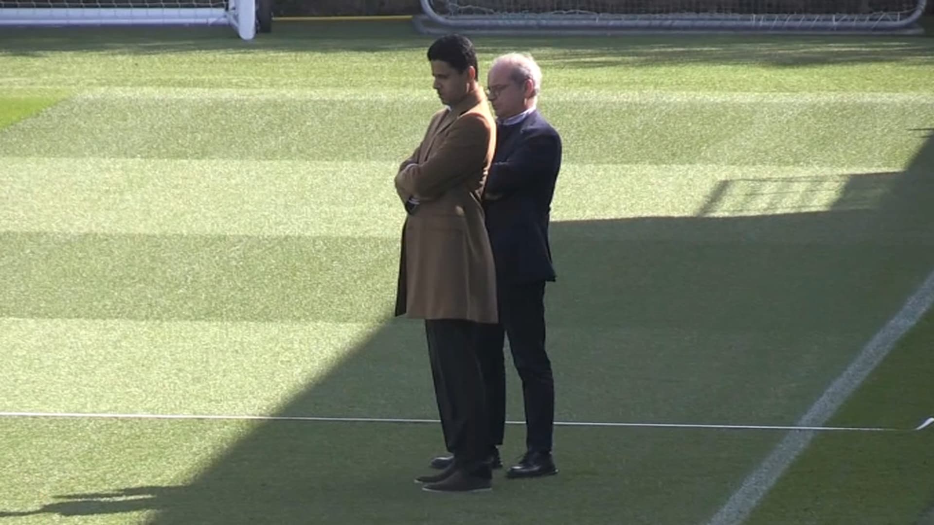 Nasser Al-Khelaïfi et Luis Campos à l'entraînement du PSG, le 7 avril 2023