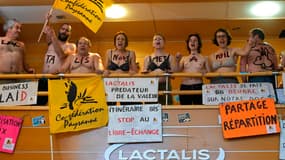 "Lactalis nous met à poil" : des agriculteurs de la Confédération paysanne envahissent le siège de Lactalis le 22 février 2024
