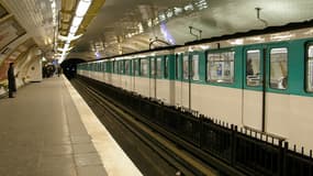 Ligne 6 du métro parisien, un jeune homme est monté sur le toit d'une rame et a percuté de plein fouet un tunnel peu avant l'entrée de la station Montparnasse.