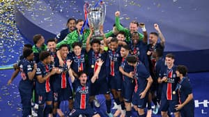 Marquinhos soulève la Ligue des champions après PSG-Inter Milan, le 31 mai 2025.