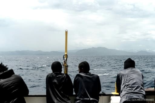 Image fournie le 15 juin 2018 par l'ONG française Médecins sans Frontières (MSF) montre les migrants à bord du navire humanitaire l'Aquarius naviguant vers l'Espagne Image fournie le 15 juin 2018 par l'ONG française Médecins sans Frontières (MSF) montre les migrants à bord du navire humanitaire l'Aquarius naviguant vers l'Espagne