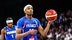Le basketteur français Bilal Coulibaly face à la Serbie 