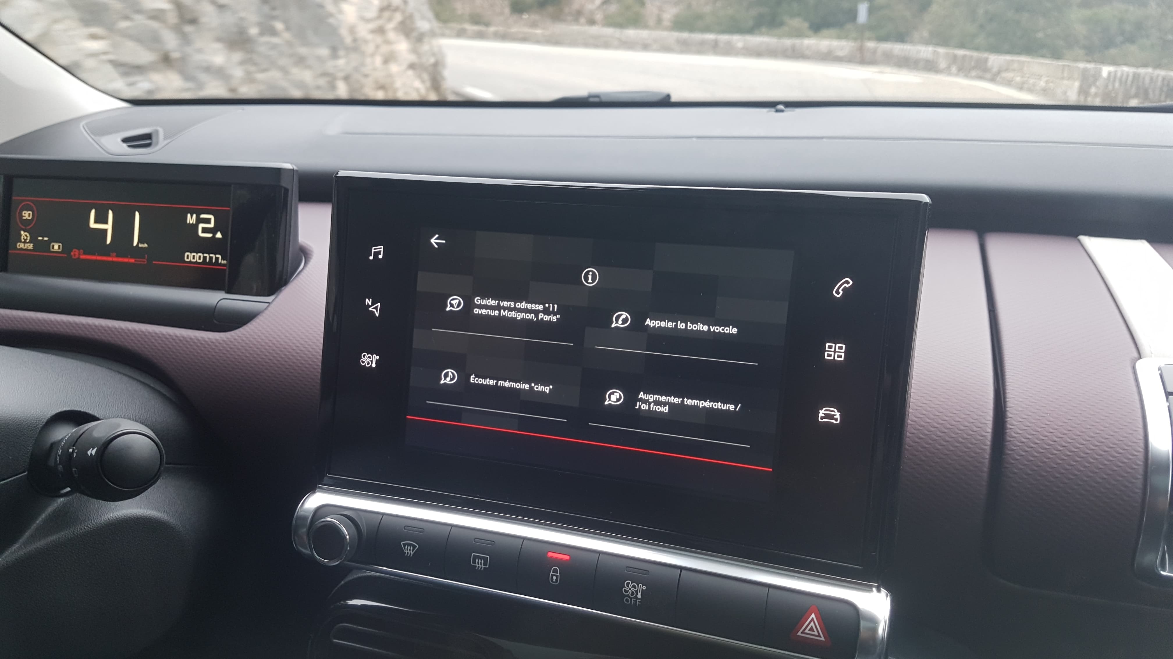 La connectivité est au rendez-vous avec Android Auto et Carplay. En revanche, la C4 Cactus ne dispose toujours pas d'un compte-tours. La connectivité est au rendez-vous avec Android Auto et Carplay. En revanche, la C4 Cactus ne dispose toujours pas d'un compte-tours.