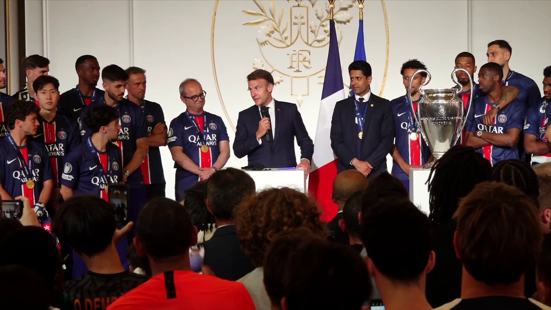 Emmanuel-Macron-recoit-les-joueurs-du-PSG-a-l-Elysee-apres-leur-sacre-europeen-le-1er-juin-2025-2090573.jpg