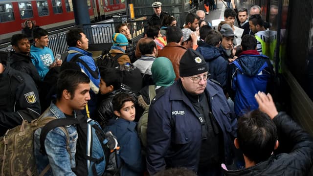 Des migrants montant à bord d'un train pour le Danemark en novembre dernier.