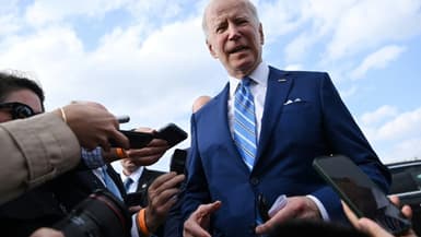 Le président Joe Biden s'adresse aux journaliste avant d'embarquer à bord d'Air Force One, à l'aéroport de Des Moines, dans l'Iowa, le 12 avril 2022