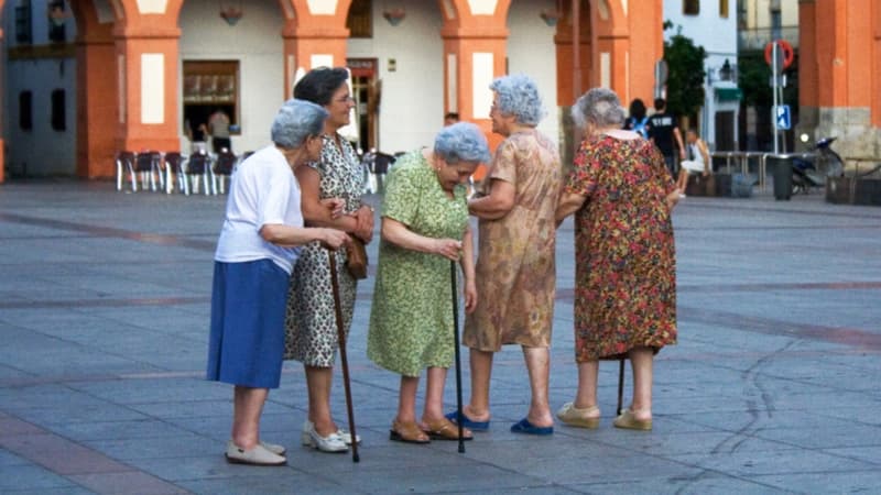 Des retraitées sur la place principale de Cordoue, en Espagne. 
