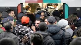 Un train de la ligne RER B à la gare de Châtelet-les Halles à Paris, le 9 décembre 2019