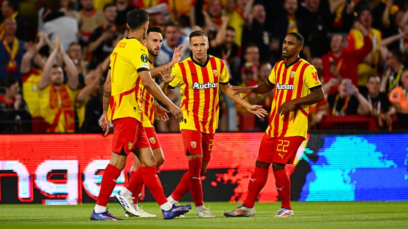 Les joueurs du RC Lens célèbrent l'ouverture du score face au Panathinaïkos, le 22 août 2024