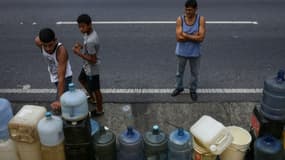 Des personnes font la queue pour récupérer de l'eau potable à Caracas privée d'électricité depuis 3 jours, le 10 mars 2019