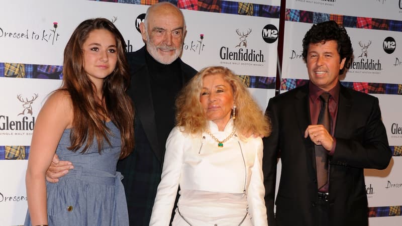 La femme de Sean Connery, Micheline Roquebrune (au centre), ici le 5 avril 2010 à New York, risque deux ans et demi de prison et une amende de 23 millions d'euros.