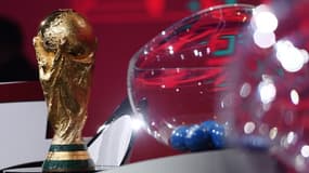 Cette photo prise par la FIFA montre le trophée de la Coupe du monde exposé sur scène lors du tirage au sort des qualifications européennes pour la Coupe du monde de football 2022, le 7 décembre 2020 au Hallenstadion de Zurich