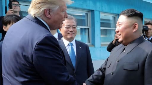 Les dirigeants nord-coréen Kim Jong Un, américain Donald Trump et sud-coréen Moon Jae-in, le 30 juin 2019 dans la Zone démilitarisée Les dirigeants nord-coréen Kim Jong Un, américain Donald Trump et sud-coréen Moon Jae-in, le 30 juin 2019 dans la Zone démilitarisée