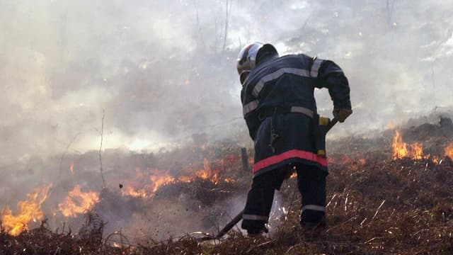 Un pompier lutte contre les flammes, en Ariège (photo d'archives)