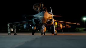 Un Rafale s'apprêtant à décoller vers la Syrie dans le cadre de l'opération française Chammal, lancée en septembre 2015 en soutien aux opérations de la coalition internationale menée par les Etats-Unis contre Daesh. Photo diffusée le 9 octobre 2015