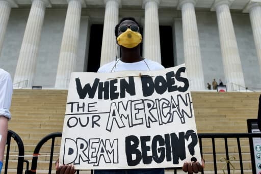 Un manifestant devant le mémorial de Lincoln, le 6 juin 2020 Un manifestant devant le mémorial de Lincoln, le 6 juin 2020
