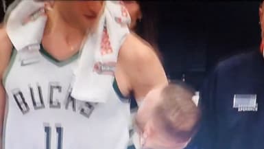 Brook Lopez toise Conor McGregor lors du match de NBA Utah-Milwaukee (110-125), le 27 janvier 2025