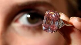 Un diamant rose de 24,78 carats, décrit comme l'un des plus beaux du monde, va être mis en vente le 16 novembre à Genève par Sotheby's, qui s'attend à ce que les enchères atteignent 27 à 38 millions de dollars (19 à 27 millions d'euros). /Photo prise le 2