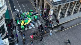 Des poubelles bloquent l'entrée du Conseil constitutionnel, le 13 avril 2023.