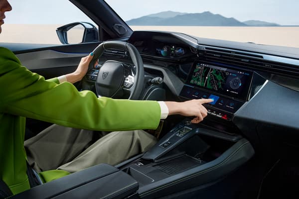 L'intérieur de la 408 avec une nouvelle version du i-cockpit du Peugeot. L'intérieur de la 408 avec une nouvelle version du i-cockpit du Peugeot.
