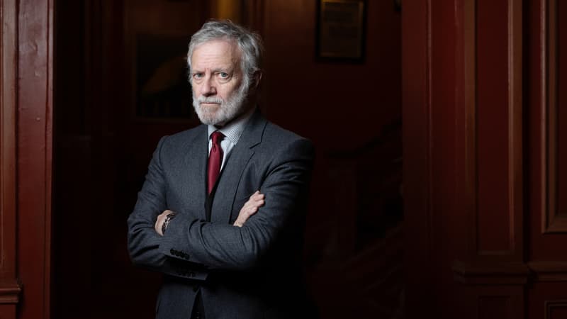 "En thérapie" au théâtre : Francis Huster revient sur les planches en psy