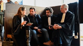 Le président du groupe ACI, Philippe Rivière, s'entretient avec ses avocats devant le tribunal administratif de Lyon, à Lyon, le 9 décembre 2025, lors de la décision judiciaire concernant la réorganisation ou la liquidation judiciaire du groupe ACI.