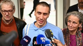 Le citoyen français Camilo Castro, détenu au Venezuela depuis fin juin, s'adresse à la presse, entouré de son beau-père Yves Guibert et de sa mère Hélène Boursier, à son arrivée à l'aéroport d'Orly, dans la banlieue parisienne, après sa libération le 16 novembre 2025.
