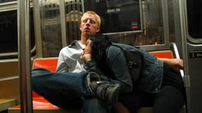 Deux dormeurs dans le métro de New York (illustration)