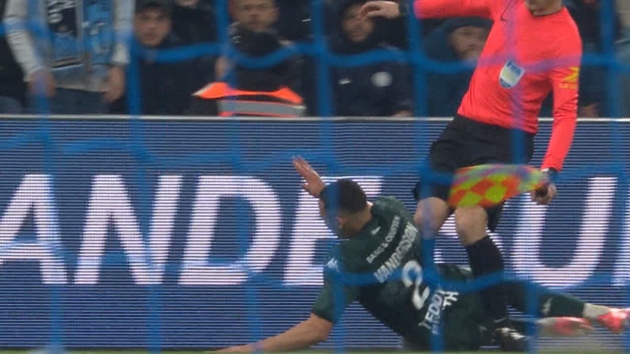 L'arbitre de touche Benjamin Pagés se blesse lors de Marseille-Monaco, le 1er décembre 2024.