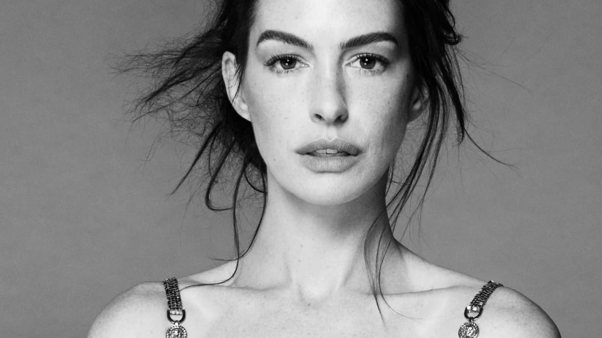 Anne Hathaway pour Versace