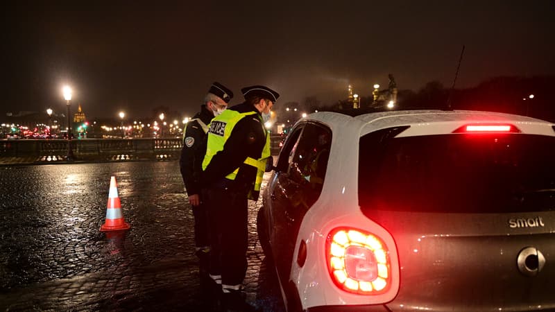 Image d'illustration - Deux policiers contrôlant une voiture pendant le couvre-feu, le 16 janvier 2021