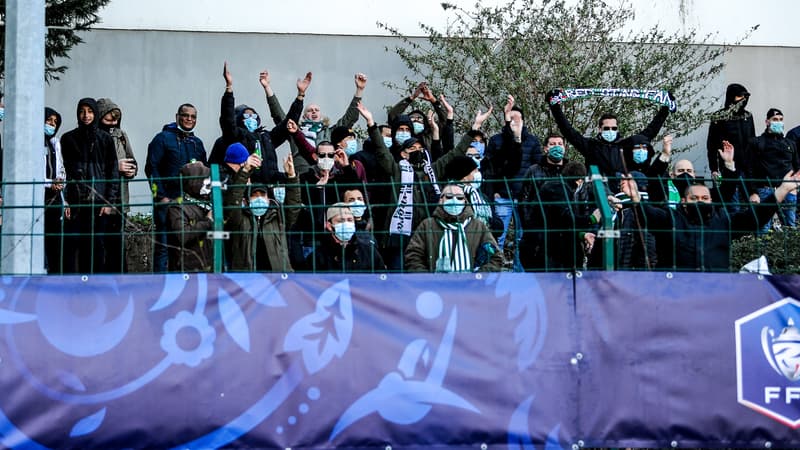 Coupe de France: le Red Star fête son exploit face à Lens avec ses supporters, au bord du terrain