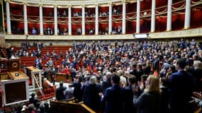 Des députés de la majorité et de droite chantent la Marseillaise à l'Assemblée nationale à l'issue des débats chahutés sur la réforme des retraites, le 18 février 2023 à Paris