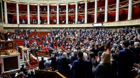 Des députés de la majorité et de droite chantent la Marseillaise à l'Assemblée nationale à l'issue des débats chahutés sur la réforme des retraites, le 18 février 2023 à Paris