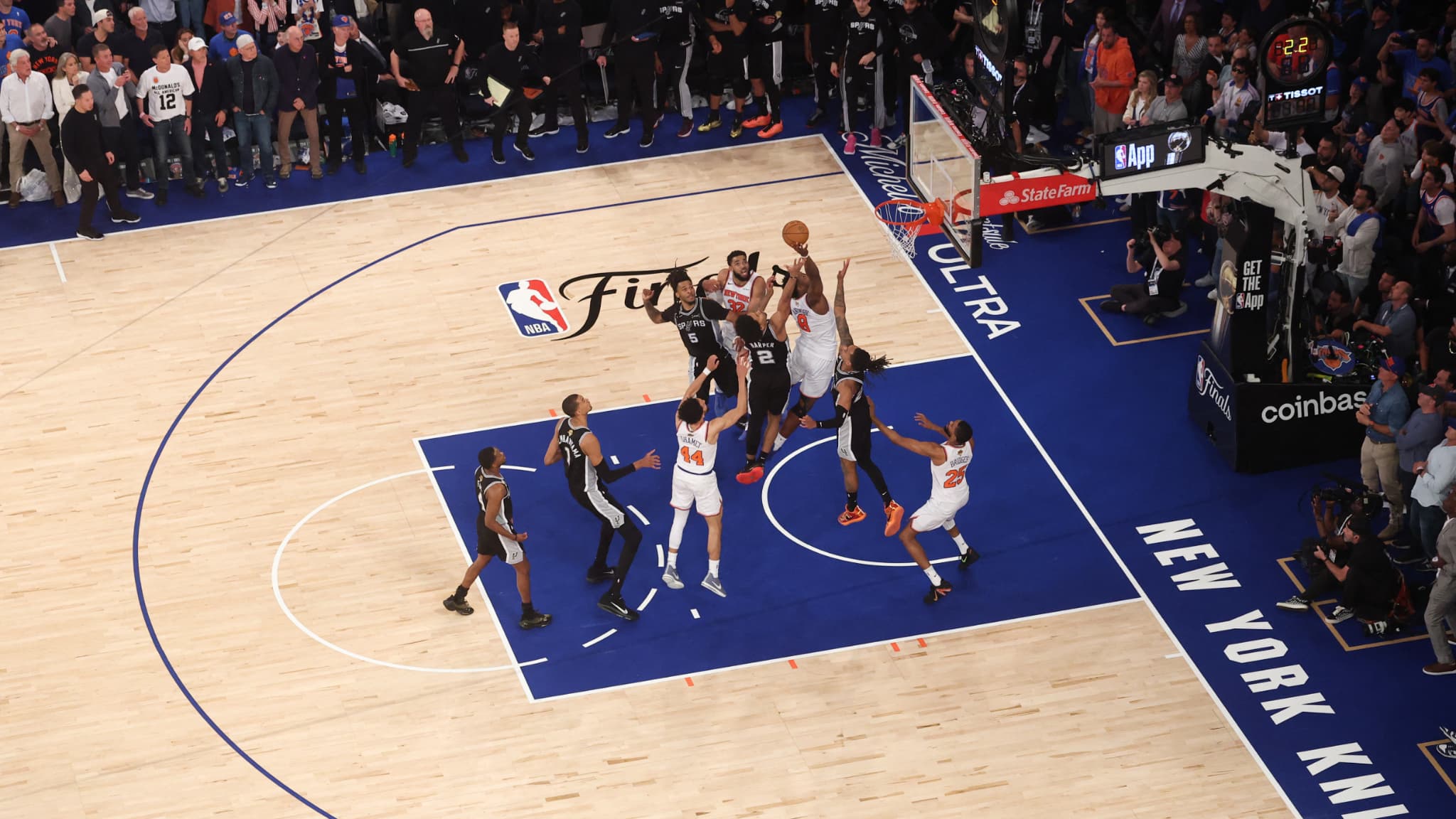 https://images.bfmtv.com/lrLPM6_h6OCjT15FbcWNDJcU04U=/0x198:2048x1350/images/Le-rebond-de-la-victoire-d-AG-Anunoby-dans-le-match-4-des-finales-NBA-remporte-par-les-New-York-Knicks-contre-les-San-Antonio-Spurs-107-106-le-10-juin-2026-2301536.jpg