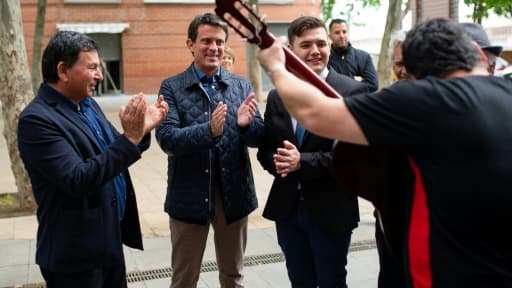 L'ex-Premier ministre français Manuel Valls (2e à g), ici à la rencontre de la communauté gitane de Barcelone le 18 mai 2019, est placé en quatrième position par les sondages pour l'élection municipale de Barcelone, loin derrière les deu... L'ex-Premier ministre français Manuel Valls (2e à g), ici à la rencontre de la communauté gitane de Barcelone le 18 mai 2019, est placé en quatrième position par les sondages pour l'élection municipale de Barcelone, loin derrière les deu...
