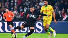 Kylian Mbappé face à Jean-Charles Castelletto lors de PSG-Nantes