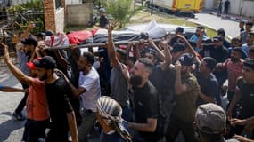 Des habitants escortent le corps d'un homme tué lors d'une frappe israélienne au nord de Gaza, le 6 août 2022.