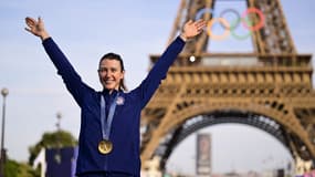 La cycliste américaine Kristen Faulkner avec la médaille d'or aux JO de Paris, le 4 août 2024