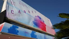 Le Palais des Festivals à Cannes le 11 mai 2025, avec l'affiche de la 78e édition, qui représente une scène du film "Un homme et une femme". (Photo d'archive)