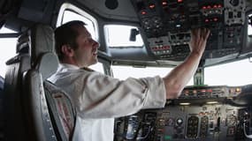 Le pilote d'un Boeing B737-300 QC de la compagnie Europe Airpost, à l'aéroport de Roissy, le 21 mars 2007. 