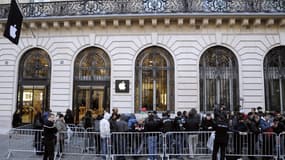 Une file d'attente devant l'Apple Store d'Opéra à Paris