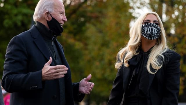 Le candidat démocrate à la présidentielle américaine Joe Biden avec Lady Gaga, à Pittsburgh le 2 novembre 2020