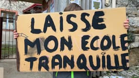 Les parents d'élèves ont manifesté devant l'école de Limans le 13 février 2024.