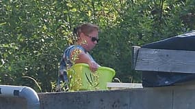 Murielle Bolle dans le jardin de sa maison à Granges-sur-Vologne (Vosges) le 21 juin 2017