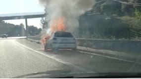 Un véhicule en feu sur l'A50 le 3 mai 2023.