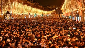 L'avenue des Champs-Élysées pendant les célébrations du Nouvel An à Paris, le 31 décembre 2023