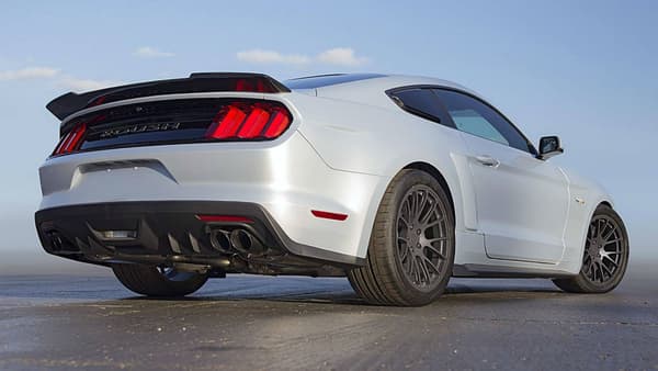 Cette version très musclée de la Mustang affiche une puissance de 757 chevaux... soit l'équivalent de la puissance de la GT et de la Mustang EcoBoost réunies. Cette version très musclée de la Mustang affiche une puissance de 757 chevaux... soit l'équivalent de la puissance de la GT et de la Mustang EcoBoost réunies.