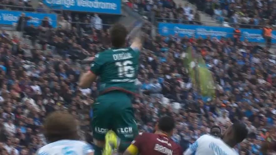 Faute sifflée en faveur d'Alexandre Oukidja lors du match OM-Metz