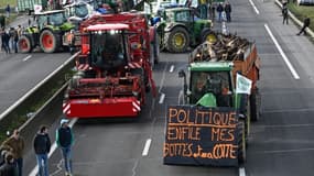 Des agriculteurs bloquent l'autoroute A4 près de Jossigny, à l'est de Paris, le 29 janvier 2024